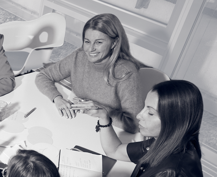 Personalvermittler sitzen zusammen am Tisch