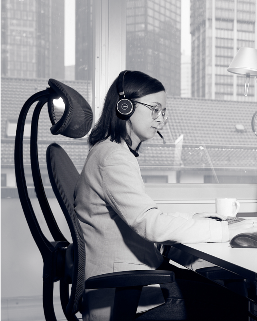 Recruiterin ist am telefonieren